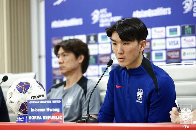 [서울=뉴시스]  2026 FIFA 북중미 월드컵 3차 예선 이라크와의 경기를 앞둔 축구대표팀 황인범이 4일(현지 시간) 이라크 바스라국제경기장에서 열린 공식 기자회견에서 발언하고 있다. 왼쪽은 홍명보 감독. (사진=대한축구협회 제공) 2025.06.05. photo@newsis.com *재판매 및 DB 금지
