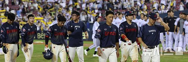 [서울=뉴시스] 김선웅 기자 = 20일 서울 송파구 잠실야구장에서 열린 2025 프로야구 롯데 자이언츠 vs LG 트윈스 경기, 3-5로 패배해 22년 만에 10연패를 당한 롯데 선수들이 굳은 표정으로 더그아웃에 복귀하고 있다. 2025.08.20. mangusta@newsis.com