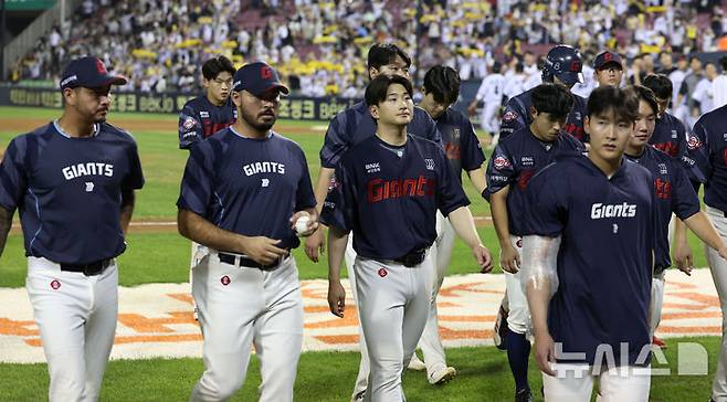 [서울=뉴시스] 김선웅 기자 = 20일 서울 송파구 잠실야구장에서 열린 2025 프로야구 롯데 자이언츠 vs LG 트윈스 경기, 3-5로 패배해 22년 만에 10연패를 당한 롯데 선수들이 굳은 표정으로 더그아웃에 복귀하고 있다. 2025.08.20. mangusta@newsis.com