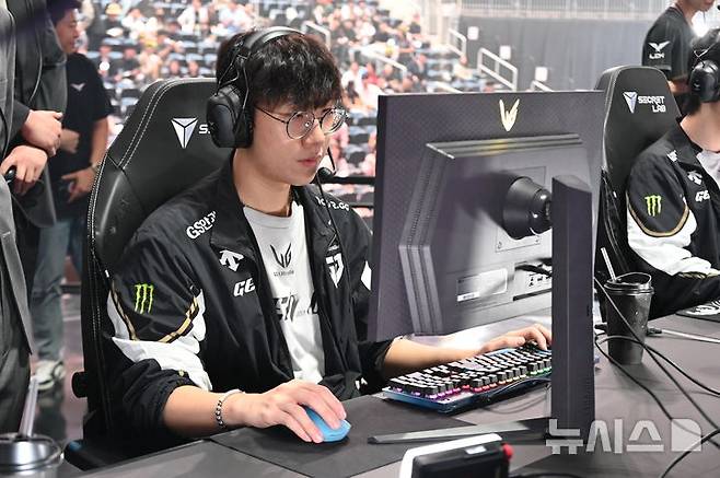 [인천=뉴시스] 윤정민 기자 = 리그 오브 레전드(LoL) e스포츠 한국 프로 리그 'LoL 챔피언스 코리아(LCK)' 젠지의 '룰러' 박재혁이 28일 오후 인천 중구 인스파이어 아레나에서 열린 2025 LCK 결승전에 앞서 장비를 점검하고 있다. 2025.09.28. alpaca@newsis.com