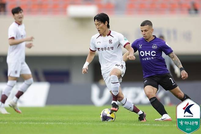 [서울=뉴시스] 프로축구 K리그1 광주FC의 심상민, FC안양의 마테우스. (사진=한국프로축구연맹 제공) *재판매 및 DB 금지