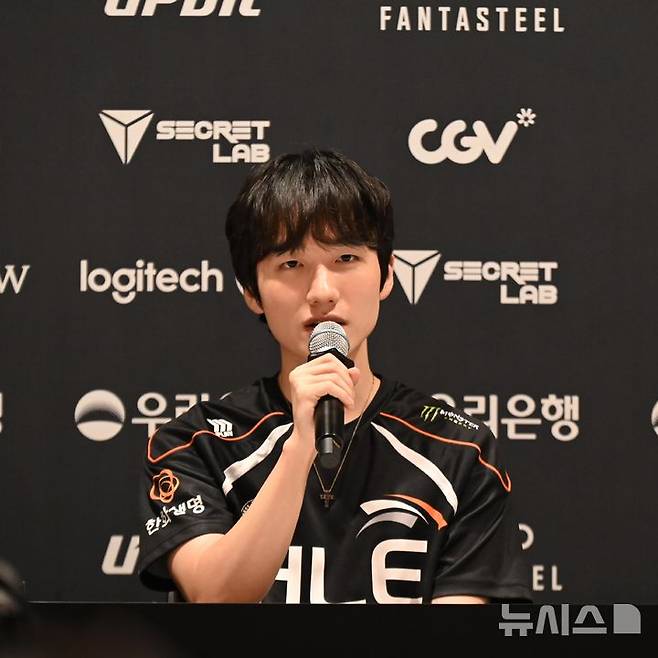 [인천=뉴시스] 윤정민 기자 = 리그 오브 레전드(LoL) e스포츠 선수 '피넛' 한왕호(한화생명e스포츠)가 28일 오후 인천 중구 인스파이어 아레나에서 열린 'LoL 챔피언스 코리아(LCK)' 결승전 후 간담회에서 기자 질문에 답하고 있다. 2025.09.28. alpaca@newsis.com