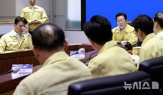 [서울=뉴시스] 최동준 기자 = 이재명 대통령이 28일 서울 종로구 정부서울청사 중앙재난상황실에서 열린 국가정보자원관리원 화재 관련 중앙재난안전대책본부 회의에서 발언하고 있다. 2025.09.28. photocdj@newsis.com