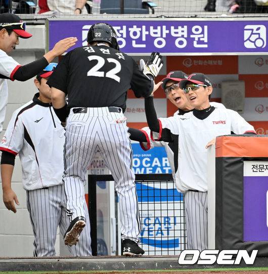 [OSEN=대전, 민경훈 기자] 27일 오후 대전 한화생명볼파크에서 2025 신한 SOL Bank KBO리그&nbsp;한화 이글스와&nbsp;LG 트윈스의 경기가 열렸다.한화는&nbsp;문동주, LG는&nbsp;톨허스트를 선발 투수로 내세웠다.1회초 1사 주자 1,2루 LG 구본혁의 우익수 오른쪽 선취 1타점 적시타때 홈을 밟은 김현수가 덕아웃에서 염경엽 감독과 하이파이브를 하고 있다. 2025.09.27 /rumi@osen.co.kr
