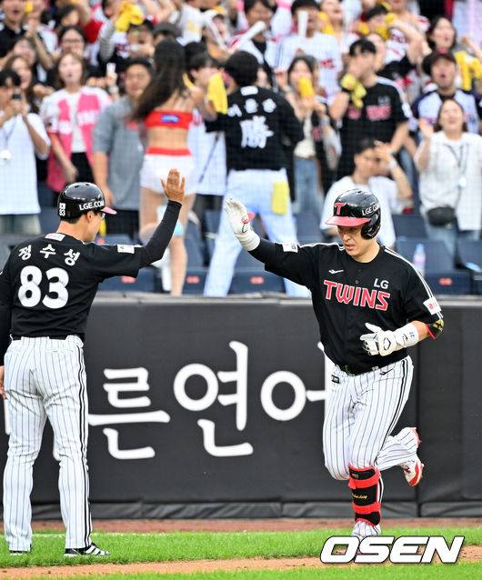 [OSEN=대전, 민경훈 기자] 27일 오후 대전 한화생명볼파크에서 2025 신한 SOL Bank KBO리그&nbsp;한화 이글스와&nbsp;LG 트윈스의 경기가 열렸다.한화는&nbsp;문동주, LG는&nbsp;톨허스트를 선발 투수로 내세웠다.1회초 2사 주자 2루 LG 박동원이 좌월 투런 홈런을 때린 후 그라운드를 돌고 있다. 2025.09.27 /rumi@osen.co.kr