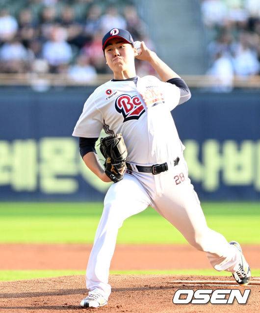 [OSEN=잠실, 이대선 기자] 27일 오후 서울 잠실야구장에서 2025 신한 SOL Bank KBO리그 두산 베어스와 SSG 랜더스의 경기가 열렸다.두산은 최승용, SSG은 김광현을 선발 투수로 내세웠다.1회초 무사에서 두산 선발투수 최승용이 역투하고 있다. 2025.09.27 /sunday@osen.co.kr