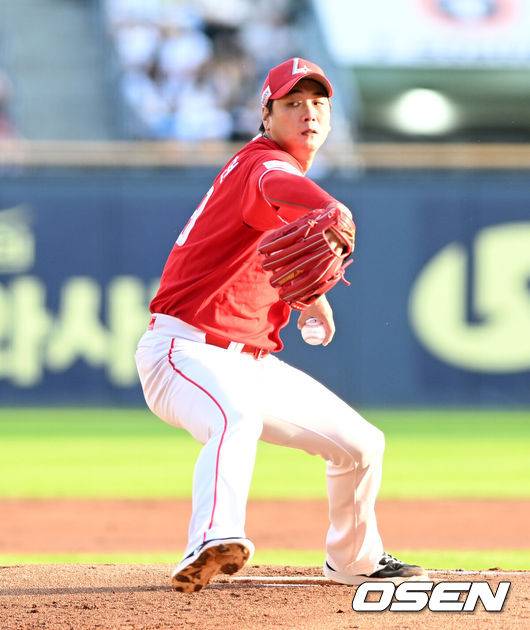 [OSEN=잠실, 이대선 기자] 27일 오후 서울 잠실야구장에서 2025 신한 SOL Bank KBO리그 두산 베어스와 SSG 랜더스의 경기가 열렸다.두산은 최승용, SSG은 김광현을 선발 투수로 내세웠다.1회말 무사에서 SSG 선발투수 김광현이 역투하고 있다. 2025.09.27 /sunday@osen.co.kr