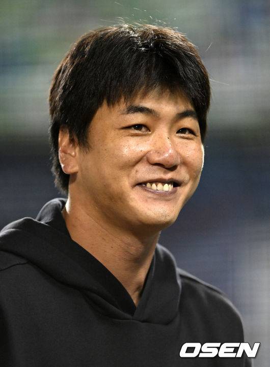 [OSEN=잠실, 이대선 기자] 프로야구 SSG 랜더스는 27일 서울 잠실구장에서 열린 2025 신한 SOL뱅크 KBO리그 두산 베어스와의 시즌 마지막 맞대결(16차전)에서 6-2로 승리했다. 3위 SSG는 2연승을 달리며 4위 삼성 라이온즈와 승차를 2경기로 벌렸다. 시즌 72승 4무 63패. 반면 2연패에 빠진 9위 두산은 59승 6무 77패가 됐다.경기 종료 후 SSG 김광현이 인터뷰를 마치고 관중석을 향해 인사를 하고 있다. 2025.09.27 /sunday@osen.co.kr