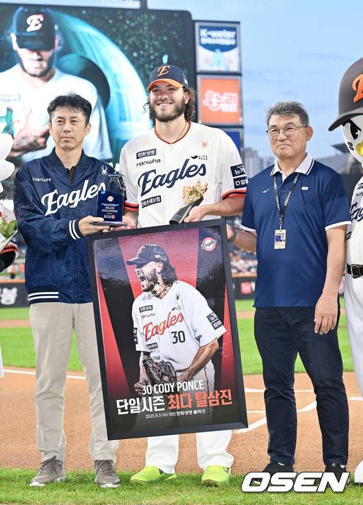 [OSEN=대전, 민경훈 기자] 26일 오후 대전 한화생명볼파크에서 2025 신한 SOL Bank KBO리그 한화 이글스와 LG 트윈스의 경기가 열렸다.한화는 류현진, LG는 치리노스를 선발 투수로 내세웠다.경기에 앞서 한화 폰세의 단일 시즌 최다 탈삼진 시상식이 진행되고 있다. 2025.09.26 /rumi@osen.co.kr