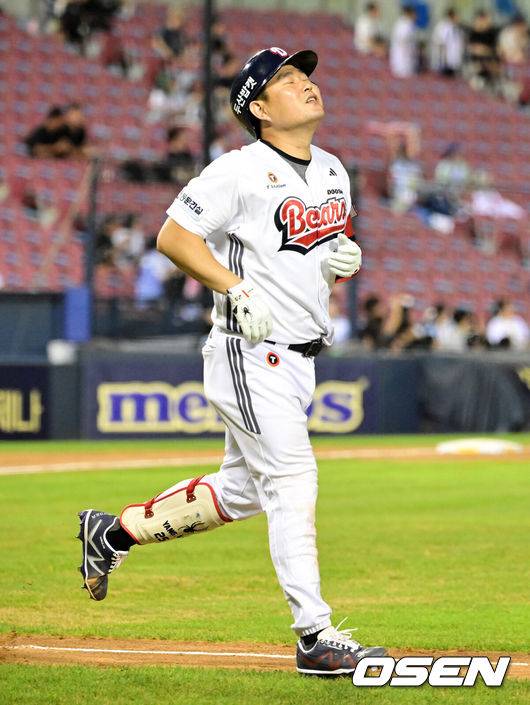 [OSEN=잠실, 지형준 기자] 12일 서울 잠실구장에서 ‘2025 신한 SOL Bank KBO리그’ 두산 베어스와 NC 다이노스의 경기가 열렸다.두산은 콜어빈, NC는 김녹원이 선발로 나섰다.6회말 무사에서 두산 양의지가 좌익수 플라이로 물러나며 아쉬워하고 있다. 2025.08.12 / jpnews@osen.co.kr