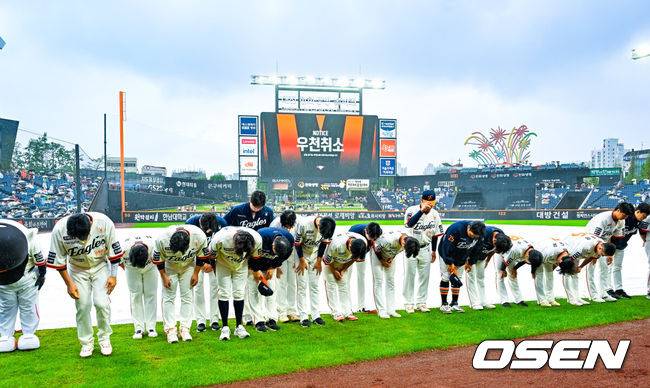 [OSEN=대전, 민경훈 기자] 프로야구 LG 트윈스의 정규리그 우승 확정이 비로 인해 미뤄졌다. 1시간 지연 시작 목표로 그라운드를 정비했으나, 오락가락하는 비 때문에 방수포를 걷었다가 다시 깔면서 대기 시간이 길어지자 결국 우천 취소 결정이 났다.&nbsp;28일 오후 2시 대전 한화생명볼파크에서 열릴 예정이었던 2025 신한 SOL Bank KBO리그 LG 트윈스와 한화 이글스의 시즌 16차전 마지막 대결이 우천 취소됐다.&nbsp;전광판에 우천취소 문구가 뜨며 한화 선수들이 인사를 하고 있다. 2025.09.28 / rumi@osen.co.kr