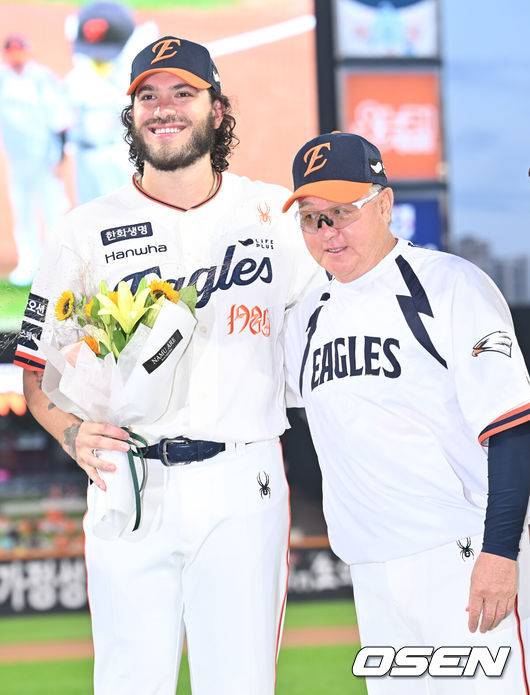 [OSEN=대전, 민경훈 기자] 26일 오후 대전 한화생명볼파크에서 2025 신한 SOL Bank KBO리그 한화 이글스와 LG 트윈스의 경기가 열렸다.한화는 류현진, LG는 치리노스를 선발 투수로 내세웠다.경기에 앞서 단일 시즌 최다 탈삼진에 성공한 한화 폰세가 한화 김경문 감독과 함께 포토타임을 갖고 있다. 2025.09.26 /rumi@osen.co.kr