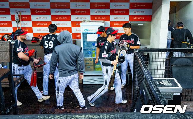 [OSEN=대전, 민경훈 기자] 프로야구 LG 트윈스의 정규리그 우승 확정이 비로 인해 미뤄졌다. 1시간 지연 시작 목표로 그라운드를 정비했으나, 오락가락하는 비 때문에 방수포를 걷었다가 다시 깔면서 대기 시간이 길어지자 결국 우천 취소 결정이 났다.&nbsp;28일 오후 2시 대전 한화생명볼파크에서 열릴 예정이었던 2025 신한 SOL Bank KBO리그 LG 트윈스와 한화 이글스의 시즌 16차전 마지막 대결이 우천 취소됐다.&nbsp;우천취소 결정으로 덕아웃으로 LG 선수들이 빠져나가고 있다. 2025.09.28 / rumi@osen.co.kr