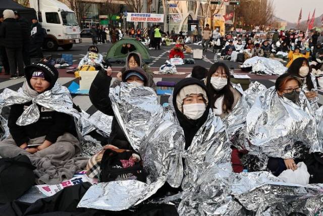 2일 서울 안국역 인근에서 윤석열 대통령 파면을 촉구하는 24시간 철야 집회가 열리고 있다. 2025.4.2 ⓒ연합뉴스