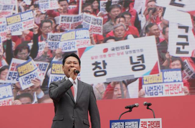 ▲국민의힘 장동혁 대표가 28일 서울 시청역 인근 세종대로에서 열린 사법파괴 입법독재 국민 규탄대회에서 발언하고 있다. ⓒ연합뉴스