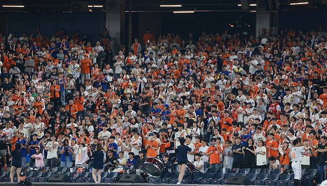 27일 대전 한화생명볼파크에서 열린 프로야구 2025 신한 SOL 뱅크 KBO리그 LG 트윈스와 한화 이글스의 경기에서 야구 팬들이 응원전을 펼치고 있다. 연합뉴스