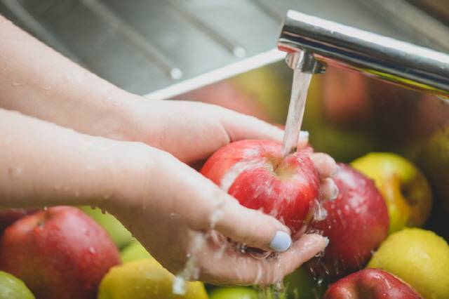 단순히 농산물 세척에 머물지 않고, 가공식품 위생 관리, 주방 기구 살균 등 다양한 분야로 확장될 가능성이 크다. 게티이미지