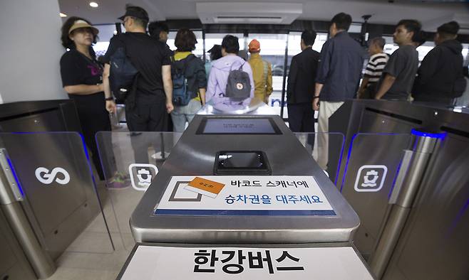 지난 23일 서울 여의도 한강버스 선착장에서 시민들이 승선하기 위해 대기하고 있다. 뉴시스