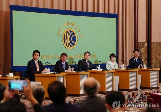 28일(현지시간) 자민당 총재 선거에 출마한 5명의 후보가 토론회를 하는 모습. AP 연합뉴스