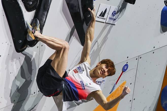 이도현이 28일 서울 송파구 올림픽체조경기장(KSPO DOME)에서 열린 2025 국제스포츠클라이밍연맹(IFSC) 서울 스포츠클라이밍 세계선수권대회 볼더 남자부 결선에서 첫 코스를 완등한 뒤 기뻐하고 있다. 연합뉴스