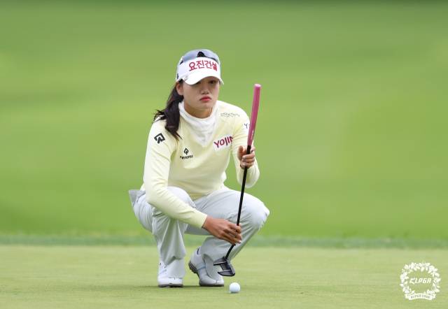그린을 읽고 있는 노승희. 사진 제공=KLPGA