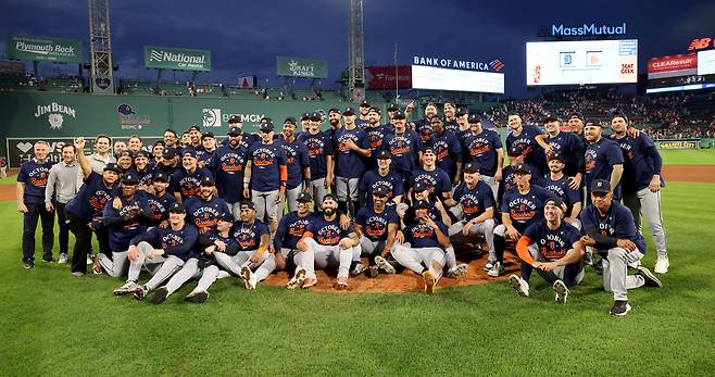 메이저리그 디트로이트 선수들이 28일 보스턴 원정경기 승리로 포스트시즌 진출을 확정한 뒤 기념사진을 촬영하고 있다. AP연합뉴스