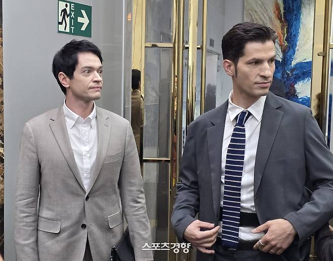 럭키 결혼식에 참석한 다니엘 린데만(왼쪽)과 알베르토 몬디. 럭키 지인 제공