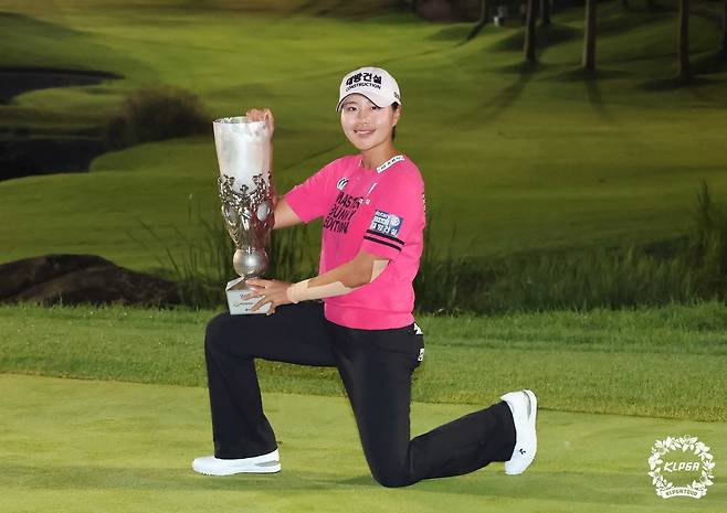 성유진이 28일 끝난 KLPGA 투어 하이트진로 챔피언십에서 우승한 뒤 트로피를 들고 기념촬영하고 있다. KLPGA 제공