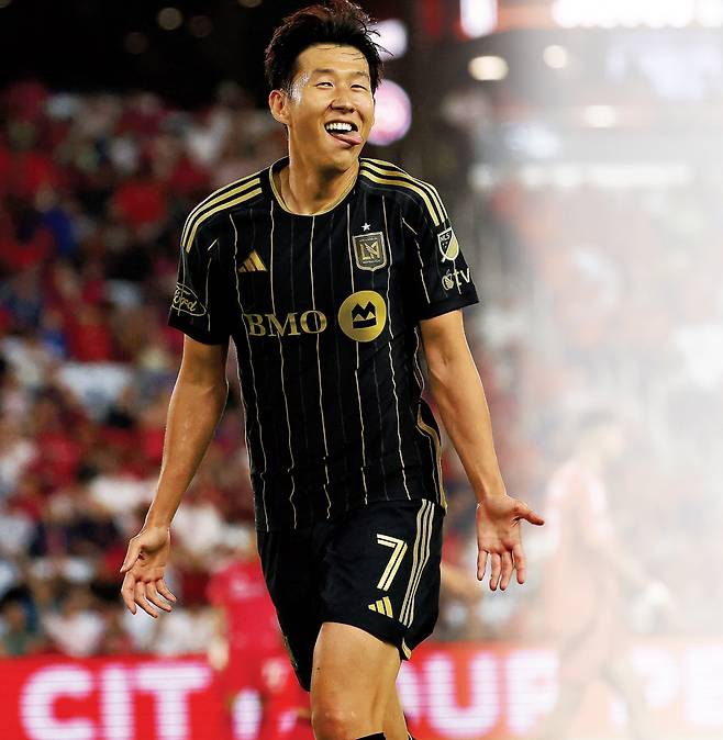 손흥민이 28일 미국 미주리주 세인트루이스의 에너자이저 파크에서 열린 MLS 세인트루이스 시티FC 원정에서 4경기 연속골을 터뜨린 뒤 활짝 웃고 있다. 세인트루이스 | AFP연합뉴스