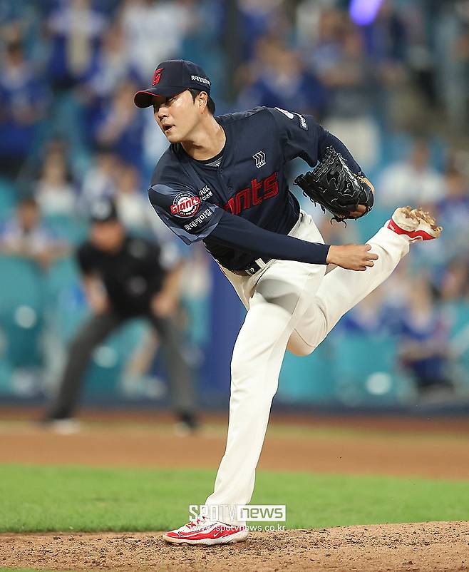 ▲ 윤성빈은 26일 사직 삼성전에서 최고 160.2km, 평균 157.1km의 어마어마한 패스트볼을 선보인 끝에 분전했다 ⓒ곽혜미 기자