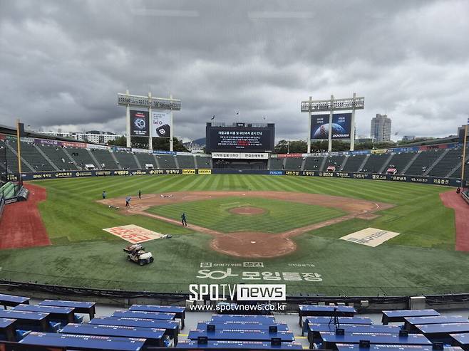 ▲ 잠실구장 그라운드 정비 ⓒ윤욱재 기자