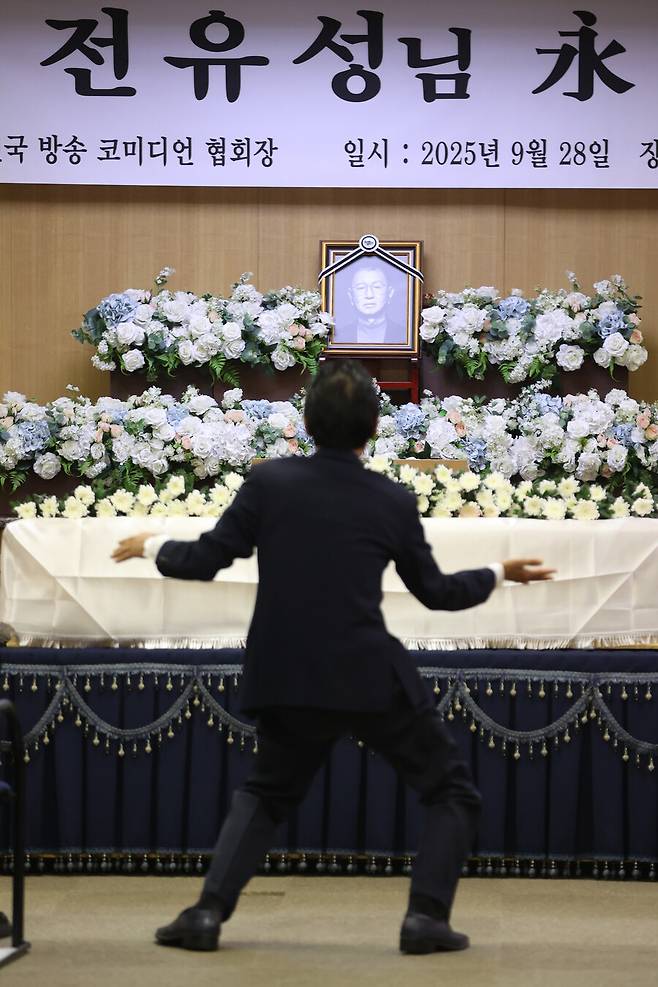 ▲ 고 전유성 영결식에서 숭그리당당 퍼포먼스를 펼치는 김정렬. ⓒ연합뉴스
