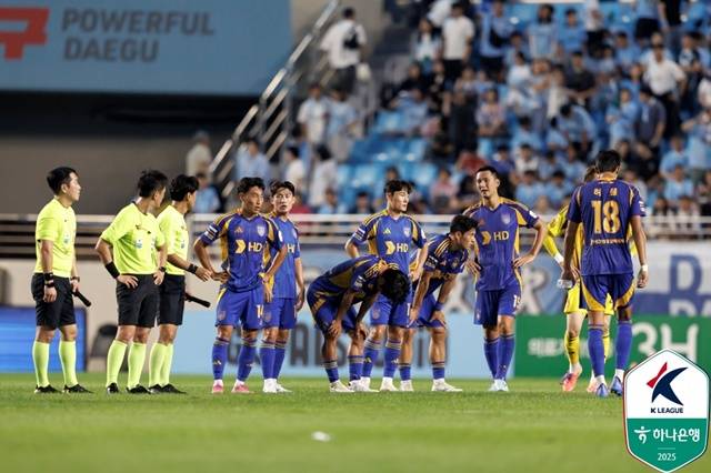 대구FC전 무승부에 아쉬워하는 울산HD 선수단. /사진=한국프로축구연맹 제공
