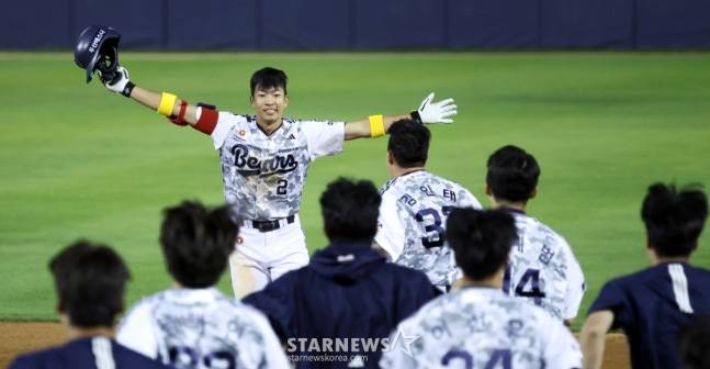 6월 5일 잠실 KIA전에서 끝내기 안타를 친 김민석(왼쪽)이 동료들과 기쁨을 나누는 모습. /사진=강영조 선임기자