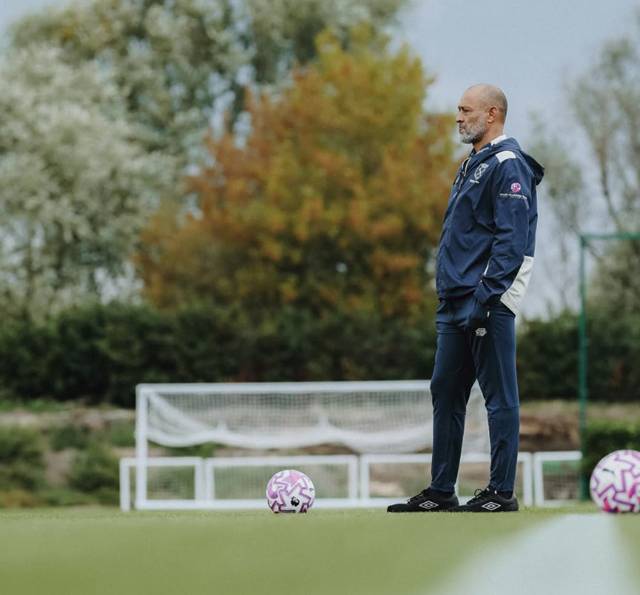 웨스트햄 훈련을 지휘하는 누누 에스피리투 산투 감독. /사진=웨스트햄 SNS