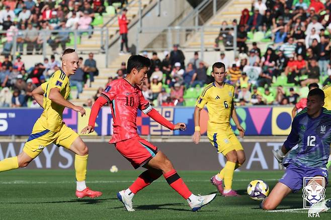 김태원(10번)이 28일 오전 5시(한국시간) 칠레 발파라이소 엘리아스 피게로아 브란데르 스타디움에서 열린 2025 국제축구연맹(FIFA) U-20 월드컵 B조 1차전 중 오른발 슈팅을 날리고 있다. /사진=대한축구협회(KFA) 제공