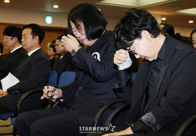 '개그계 대부' 故전유성의 영결식이 엄수된 28일 오전 서울아산병원 장례식장에서 코미디언 최양락, 팽현숙 부부가 슬픔에 잠겨 있다. /2025.09.28 /사진=이동훈 photoguy@