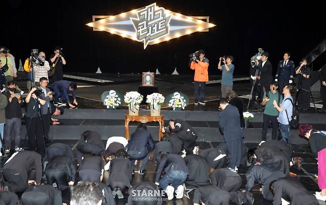 (서울=뉴스1) 김명섭 기자 = 28일 서울 영등포구 여의도 KBS 개그콘서트 녹화 세트장에서 열린 코미디언 고(故) 전유성의 노제에서 후배 코미디언들이 큰절을 하고 있다.  2025.9.28/뉴스1  Copyright (C) 뉴스1. All rights reserved. 무단 전재 및 재배포,  AI학습 이용 금지. /사진=(서울=뉴스1) 김명섭 기자