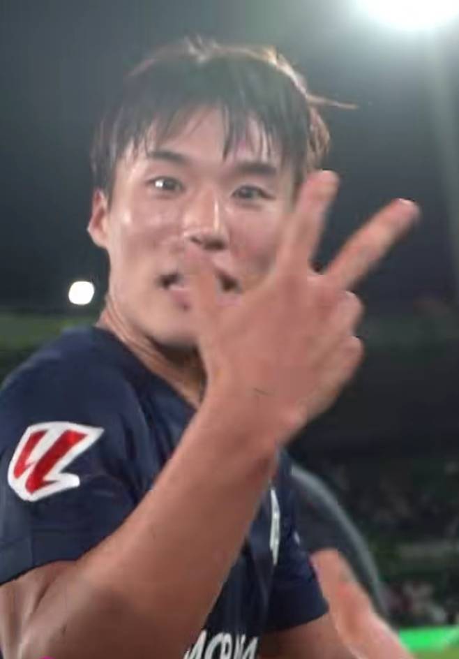 김민수가 28일(한국시간) 스페인 라리가2 7라운드 라싱 산탄데르와 경기가 끝난 뒤 손가락 세 개를 펼쳐보이고 있다. /사진=안도라 공식 사회관계망서비스(SNS) 영상 갈무리