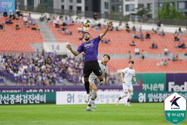 FC안양 모따와 광주FC 진시우가 28일 안양종합운동장에서 열린 하나은행 K리그1 2025 31라운드에서 치열한 볼경합을 펼치고 있다. /사진=한국프로축구연맹 제공