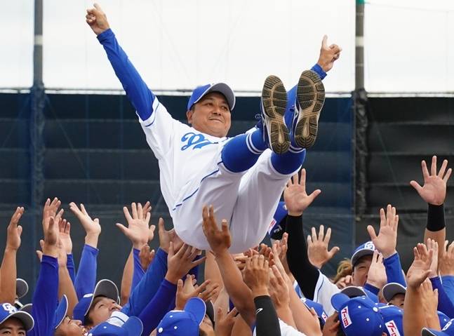 오치아이 주니치 2군 감독이 선수들에게 헹가래를 받고 있다. /사진=주니치 드래곤즈 공식 SNS