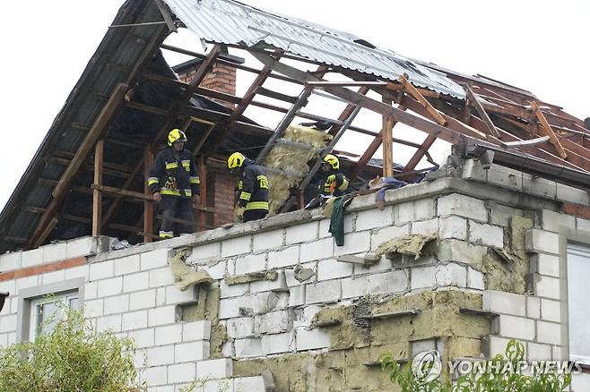 폴란드군이 러시아 드론 격추하려다 미사일 잘못 쏴 파손된 폴란드 주택 [AP 연합뉴스 자료사진. 재판매 및 DB 금지]