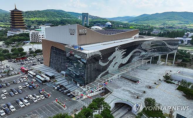 APEC 앞둔 '정상회의장' 경주화백컨벤션센터 (경주=연합뉴스) 윤관식 기자 = 21일 2025 경주 APEC 정상회의장으로 쓰이는 경북 경주시 화백컨벤션센터(HICO) 전경. 2025.8.21 psik@yna.co.kr