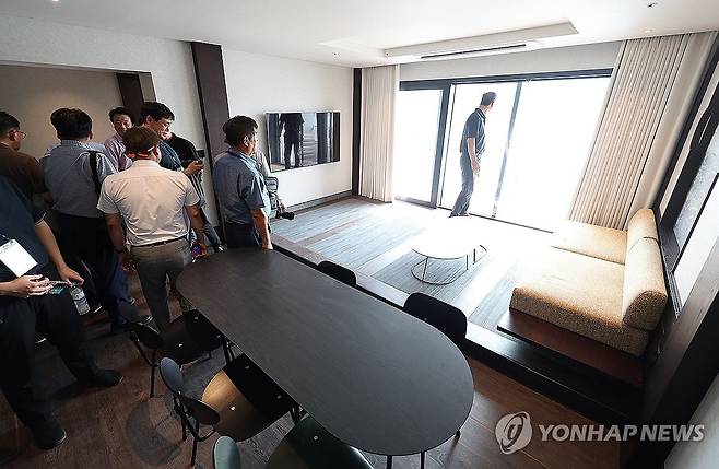 'VIP 모셔라'…경주 APEC 앞두고 분주한 호텔 (경주=연합뉴스) 윤관식 기자 = 21일 경북 경주시 소노캄 경주 리모델링 공사 현장에서 언론인 초청 APEC 현장 준비상황 설명회가 열린 가운데 언론 관계자들이 리모델링 중인 숙소를 살펴보고 있다. 2025.8.21 psik@yna.co.kr