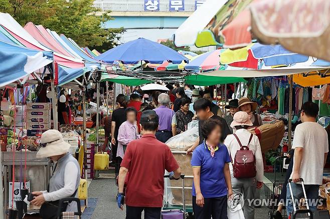 추석 앞두고 붐비는 전통시장 (광주=연합뉴스) 조남수 기자 = 추석을 열흘 앞둔 26일 광주 서구 상무금요시장에서 시민들이 차례상 장을 보고 있다. 2025.9.26 iso64@yna.co.kr