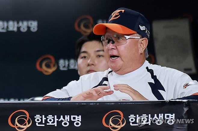 작전 지시하는 김경문 감독 (대전=연합뉴스) 신현우 기자 = 27일 대전 한화생명 볼파크에서 열린 프로야구 2025 신한 SOL 뱅크 KBO리그 LG 트윈스와 한화 이글스의 경기.
    한화 김경문 감독이 작전을 지시하고 있다. 2025.9.27 nowwego@yna.co.kr