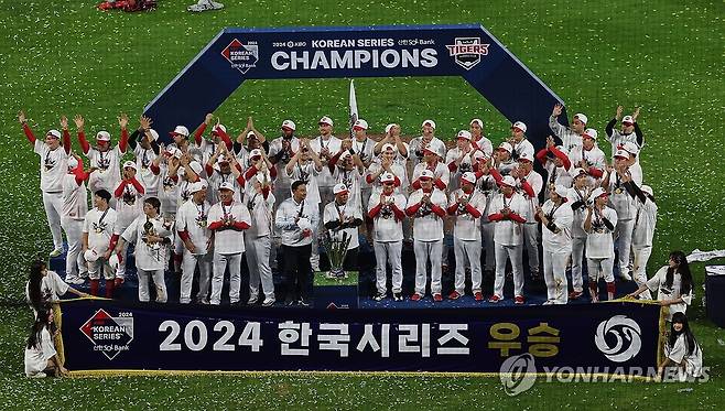 한국시리즈 우승 트로피 든 KIA (광주=연합뉴스) 정다움 기자 = 28일 광주 기아챔피언스필드에서 열린 2024 신한 SOL뱅크 KBO 포스트시즌 한국시리즈 시상식에서 삼성에 승리하며 통합우승을 달성한 뒤 KIA 선수들이 우승 트로피를 배경으로 기념 촬영하고 있다. 2024.10.29 daum@yna.co.kr