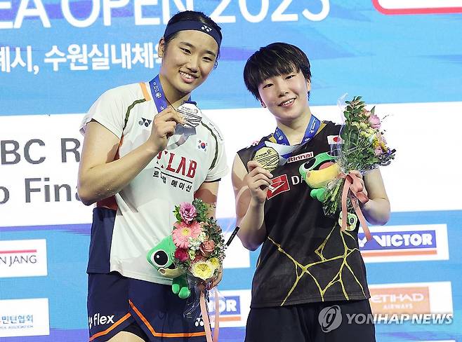 코리아오픈 여자단식 시상식 (수원=연합뉴스) 홍기원 기자 = 28일 경기도 수원체육관에서 열린 세계배드민턴연맹(BWF) 월드투어 슈퍼 500 코리아오픈 여자단식 시상식에서 우승을 차지한 일본 야마구치 아카네와 준우승을 차지한 한국 안세영이 포즈를 취하고 있다. 2025.9.28 xanadu@yna.co.kr