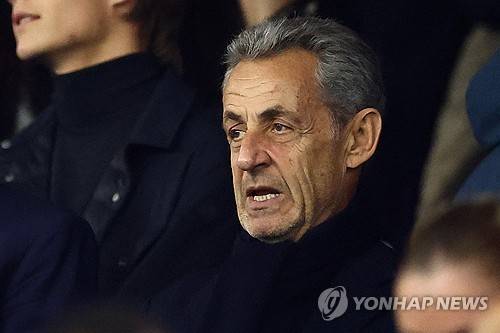 유죄 선고 후 27일 파리생제르맹(PSG) 축구 경기 보러 간 사르코지 [로이터 연합뉴스 자료사진. 재판매 및 DB 금지]