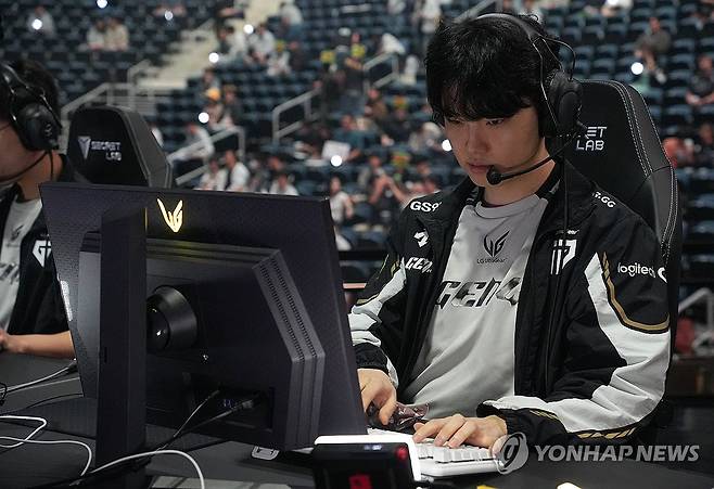 장비 점검하는 젠지 '쵸비' 정지훈 (영종도=연합뉴스) 김주환 기자 = 젠지의 미드 라이너 '쵸비' 정지훈이 28일 인천 중구 영종도 인스파이어 아레나에서 열린 2025 LCK 결승전 시작 전 장비를 점검하고 있다. 2025.9.28 jujuk@yna.co.kr